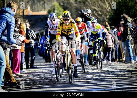 Belgischer Tim Wellens von Team Emirates der Vereinigten Arabischen Emirate, belgischer Tiesj Benoot von Jumbo-Visma, slowenischer Matej Mohoric von Bahrain Victorious und niederländischer Taco van der Hoorn von Intermarche-Circus-Wanty in Aktion beim eintägigen Radrennen Kuurne, 193 km von Kuurne nach Kuurne über Brüssel, Samstag, 25. Februar 2023. BELGA FOTO JASPER JACOBS Stockfoto