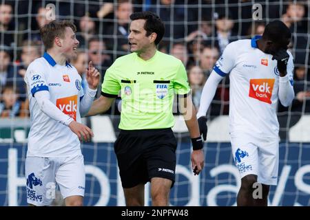 Schiedsrichter Erik Lambrechts und Gents Matisse Samoise, die am Sonntag, den 26. Februar 2023 in Brügge, am 27. Tag der ersten Division der belgischen Meisterschaft „Jupiler Pro League“ im Jahr 2022-2023 bei einem Fußballspiel zwischen dem Club Brügge KV und KAA Gent gezeigt wurden. BELGA FOTO KURT DESPLENTER Stockfoto