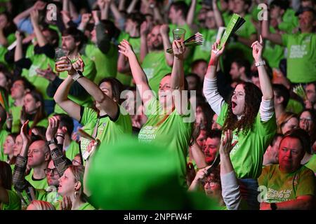 Fans und Fans von Menen, die während des Spiels zwischen Knack Volley Roeselare und Decospan Volley Team Menen, dem Endspiel im belgischen Volleyball-Pokalwettbewerb für Männer, am Sonntag, den 26. Februar 2023 in Merksem, Antwerpen, gefilmt wurden. BELGA FOTO DAVID CATRY Stockfoto