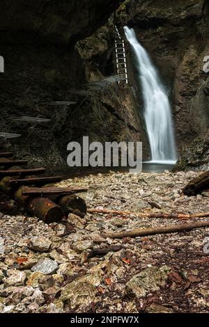 Schwieriger Pfad mit Leiter in der Nähe des Wasserfalls im Canyon des Nationalparks Slovak Paradise, Slowakei. Stockfoto