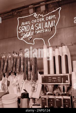 Das weltberühmte Katz's Delicatessen befindet sich im unteren Osten von Manhattan, NYC, USA. Einfaches Feinkostgeschäft mit theatralisch launischem Service Stockfoto