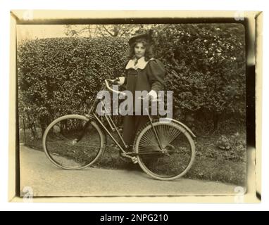 Originales viktorianisches Foto eines Teenagers mit ihrem Fahrrad in einem Garten, mit einer Baskenmütze, alter Radtour, um 1897, Worcester und Umgebung, U.K. Stockfoto