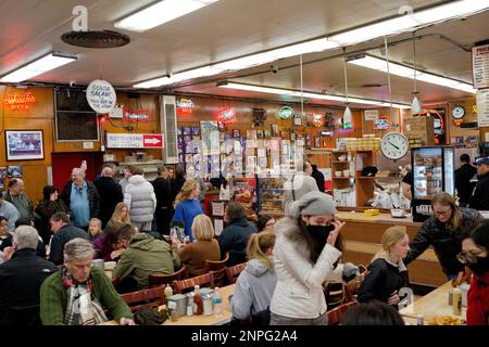 Das weltberühmte Katz's Delicatessen befindet sich im unteren Osten von Manhattan, NYC, USA. Einfaches Feinkostgeschäft mit theatralisch launischem Service Stockfoto