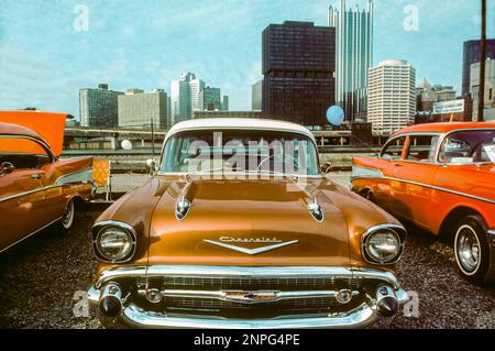 PITTSBURGH, PA - USA - Vintage American Cars, ausgestellt, Chevrolets aus den 50er Jahren, mit Downtown in Back Stockfoto