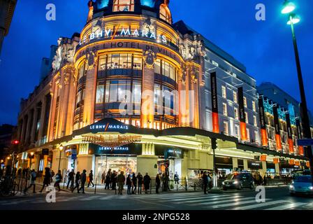 Paris, Frankreich, große Menschenmenge, Spaziergang, Außenansicht des französischen Kaufhauses, Le BHV, Marais, in der Rue de Rivoli bei Nacht, Beleuchtung Stockfoto