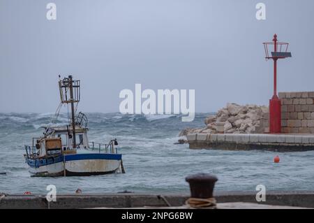 Foto aufgenommen am 26. Februar 2023 zeigt Boot auf See bei Wind in Razanac, Kroatien. Foto: Dino Stanin/PIXSELL Stockfoto