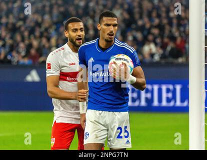 Sport, Fußball, Bundesliga, 2022/2023, FC Schalke 04 vs. VfB Stuttgart 2-1, Veltins Arena Gelsenkirchen, nach dem 2-1. Tor der Torschütze Borna Sosa (VfB) Moritz JENZ (S04) ist unwillig, den Ball zum Anstoß an Josha Vagnoman (VfB) weiterzuleiten, DFL-VORSCHRIFTEN VERBIETEN DIE VERWENDUNG VON FOTOS ALS BILDSEQUENZEN UND/ODER QUASI-VIDEO Stockfoto