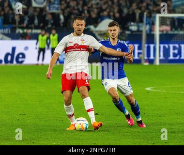 Sport, Fußball, Bundesliga, 2022/2023, FC Schalke 04 vs. VfB Stuttgart 2-1, Veltins Arena Gelsenkirchen, Spielszene, Waldemar Anton (VfB) Left und Tom Krauss (S04), DFL-VORSCHRIFTEN VERBIETEN DIE VERWENDUNG VON FOTOS ALS BILDSEQUENZEN UND/ODER QUASI-VIDEO Stockfoto