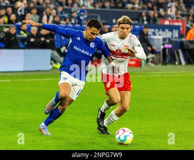 Sport, Fußball, Bundesliga, 2022/2023, FC Schalke 04 vs. VfB Stuttgart 2-1, Veltins Arena Gelsenkirchen, Spielszene, Rodrigo Zalazar Martinez (S04) Left und Borna Sosa (VfB), DFL-VORSCHRIFTEN VERBIETEN DIE VERWENDUNG VON FOTOS ALS BILDSEQUENZEN UND/ODER QUASI-VIDEO Stockfoto