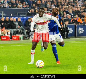 Sport, Fußball, Bundesliga, 2022/2023, FC Schalke 04 vs. VfB Stuttgart 2-1, Veltins Arena Gelsenkirchen, Spielszene, Silas Katompa Mvumpa (VfB) Left und Eder Fabian Alvarez Balanta (S04), DFL-VORSCHRIFTEN VERBIETEN JEGLICHE VERWENDUNG VON FOTOS ALS BILDSEQUENZEN UND/ODER QUASI-VIDEO Stockfoto