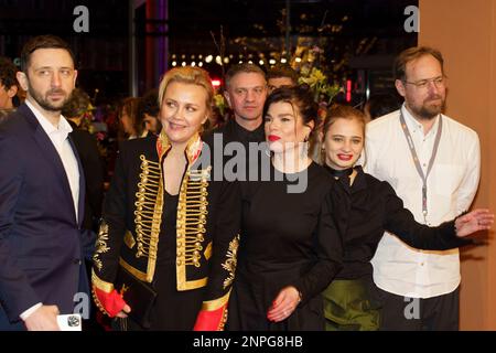 25. Februar 2023, Berlin, Deutschland: Ukrainische Mannschaft . trifft zur Abschlusszeremonie des Berlinale International Film Festival Berlin 73. im Berlinale Palast am 25. Februar 2023 in Berlin ein (Kreditbild: © Beata Siewicz/Pacific Press via ZUMA Press Wire) REDAKTIONELLER GEBRAUCH! Nicht für den kommerziellen GEBRAUCH! Stockfoto