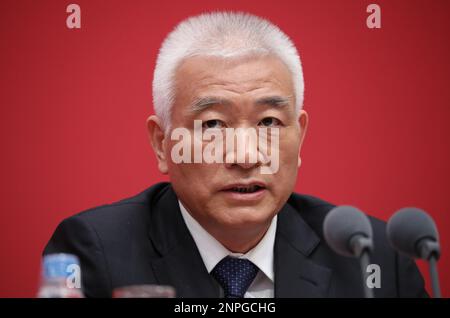 Wang Zhigang spricht auf der Pressekonferenz. Das Zentralkomitee der Kommunistischen Partei Chinas hielt am Freitag, den 30. Oktober 2020, seine erste Pressekonferenz ab, um die Leitprinzipien der fünften Plenartagung des Zentralkomitees der Kommunistischen Partei Chinas im Jahr 19. vorzustellen und auszuarbeiten. Han Wenxiu, stellvertretender Direktor des Büros der Kommission für zentrale Wirtschafts- und Finanzangelegenheiten, Wang Xiaohui, stellvertretender Minister der Abteilung Öffentlichkeitsarbeit, Jiang Jinquan, Direktor des Büros für Politikforschung des Zentralkomitees der CPC, und Ning Jizhe, Direktor Stockfoto