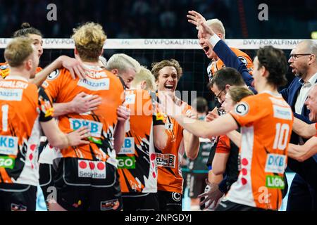 Mannheim, Deutschland. 26. Februar 2023. Volleyball, Herren: DVV Cup, SWD-Powervolleys Düren - Berlin Volleys, Finale, SAP Arena. Berlins Team jubelt über den Sieg. Kredit: Uwe Anspach/dpa/Alamy Live News Stockfoto