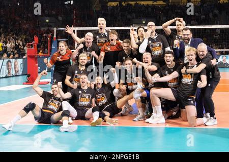 Mannheim, Deutschland. 26. Februar 2023. Volleyball, Herren: DVV Cup, SWD-Powervolleys Düren - Berlin Volleys, Finale, SAP Arena. Feier der Berliner Spieler nach dem Sieg. Kredit: Jürgen Kessler/dpa/Alamy Live News Stockfoto