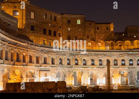 Ruinen des Trajansmarktes bei Nacht, Rom, Italien Stockfoto