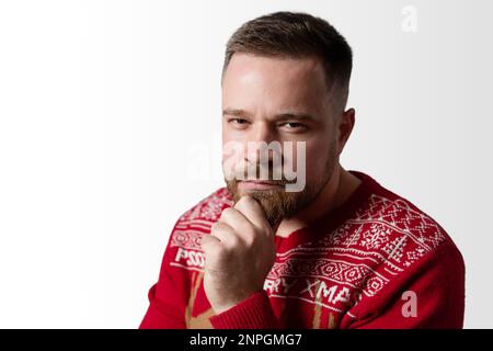 Junger, bärtiger Mann, der an etwas denkt. Isoliert auf weiß, Kopierraum Stockfoto