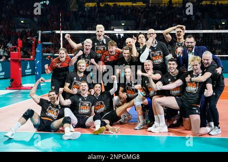 Mannheim, Deutschland. 26. Februar 2023. Volleyball, Herren: DVV Cup, SWD-Powervolleys Düren - Berlin Volleys, Finale, SAP Arena. Berlins Team freut sich über den Sieg. Kredit: Uwe Anspach/dpa/Alamy Live News Stockfoto