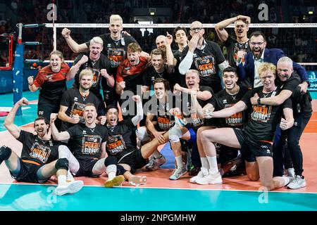 Mannheim, Deutschland. 26. Februar 2023. Volleyball, Herren: DVV Cup, SWD-Powervolleys Düren - Berlin Volleys, Finale, SAP Arena. Berlins Team freut sich über den Sieg. Kredit: Uwe Anspach/dpa/Alamy Live News Stockfoto