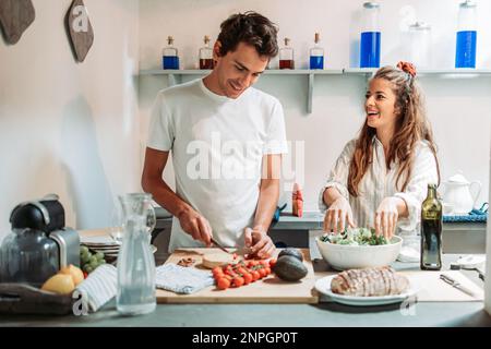 Ein junges Paar bereitet zusammen ein Frühstück auf Pflanzenbasis zu Stockfoto