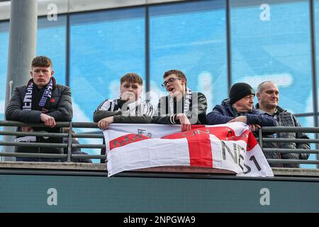 Newcastle-Fans kommen vor Wembley vor dem Carabao Cup-Finalspiel Manchester United gegen Newcastle United im Wembley Stadium, London, Großbritannien, 26. Februar 2023 (Foto: Mark Cosgrove/News Images) Stockfoto