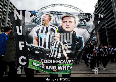 Wembley Stadium, London, Großbritannien. 26. Februar 2023. Carabao League Cup-Endspiel, Manchester United gegen Newcastle United; Newcastle United-Fans vor dem Wembley Stadium mit einem Newcastle Manager Eddie Howe Banner Credit: Action Plus Sports/Alamy Live News Stockfoto