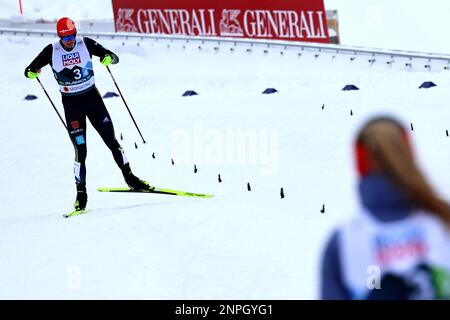 26. Februar 2023, Slowenien, Planica: Skipisten: Weltmeisterschaften, kombiniert - Team, gemischt, normal Hill, 2 x 5, 2 x 2,5 km, Skilanglauf, Julian Schmid (l) aus Deutschland endet. Foto: Daniel Karmann/dpa Stockfoto