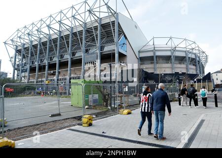 Fans vor dem St. James Park vor dem Carabao Cup-Finale zwischen Manchester United und Newcastle United im Wembley Stadium, London. Foto: Sonntag, 26. Februar 2023. Stockfoto