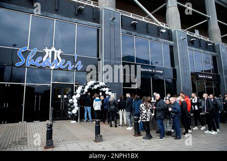 Vor dem Carabao Cup-Finale zwischen Manchester United und Newcastle United im Wembley Stadium, London, stehen Fans vor der Shearer's Sports Bar in der Schlange. Foto: Sonntag, 26. Februar 2023. Stockfoto