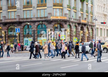 In der Unschärfe der Kreuzung , wo eine Gruppe von Personen die Straße im Hintergrund des Gebäudes überquert . Stockfoto