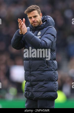 London, Großbritannien. 26. Februar 2023. Cesar Azpilicueta von Chelsea lobt die Fans während des Premier League-Spiels im Tottenham Hotspur Stadium in London. Der Bildausdruck sollte lauten: David Klein/Sportimage Credit: Sportimage/Alamy Live News Stockfoto