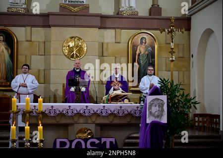 Ein Kruzifix von Oskar Wache vereint Deutsche und Polen. Görlitz/Zgorzelec. Eine der katholischen Sankt-Bonifatius-Kirche in der heutigen ulica Emilii P. Stockfoto