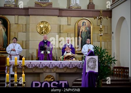 Ein Kruzifix von Oskar Wache vereint Deutsche und Polen. Görlitz/Zgorzelec. Eine der katholischen Sankt-Bonifatius-Kirche in der heutigen ulica Emilii P. Stockfoto