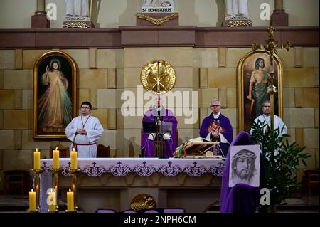 Ein Kruzifix von Oskar Wache vereint Deutsche und Polen. Görlitz/Zgorzelec. Eine der katholischen Sankt-Bonifatius-Kirche in der heutigen ulica Emilii P. Stockfoto
