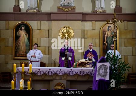 Ein Kruzifix von Oskar Wache vereint Deutsche und Polen. Görlitz/Zgorzelec. Eine der katholischen Sankt-Bonifatius-Kirche in der heutigen ulica Emilii P. Stockfoto