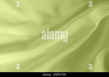 Zerknittertes Material aus Satin in heller Olivfarbe, Draufsicht. Natürliche Bettwäsche, Laken, abstrakter Hintergrund aus luxuriösem Stoff, wellenförmige Falten Stockfoto