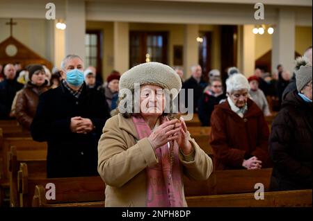 Ein Kruzifix von Oskar Wache vereint Deutsche und Polen. Görlitz/Zgorzelec. Eine der katholischen Sankt-Bonifatius-Kirche in der heutigen ulica Emilii P. Stockfoto