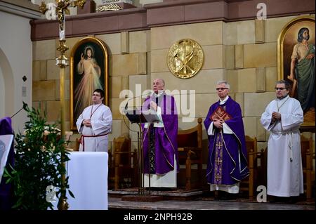 Ein Kruzifix von Oskar Wache vereint Deutsche und Polen. Görlitz/Zgorzelec. Eine der katholischen Sankt-Bonifatius-Kirche in der heutigen ulica Emilii P. Stockfoto
