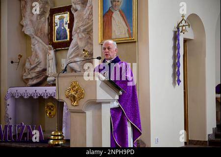 Ein Kruzifix von Oskar Wache vereint Deutsche und Polen. Görlitz/Zgorzelec. Eine der katholischen Sankt-Bonifatius-Kirche in der heutigen ulica Emilii P. Stockfoto
