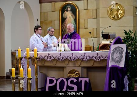 Ein Kruzifix von Oskar Wache vereint Deutsche und Polen. Görlitz/Zgorzelec. Eine der katholischen Sankt-Bonifatius-Kirche in der heutigen ulica Emilii P. Stockfoto