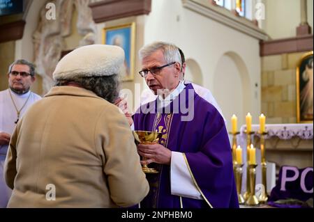 Ein Kruzifix von Oskar Wache vereint Deutsche und Polen. Görlitz/Zgorzelec. Eine der katholischen Sankt-Bonifatius-Kirche in der heutigen ulica Emilii P. Stockfoto