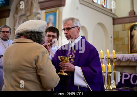 Ein Kruzifix von Oskar Wache vereint Deutsche und Polen. Görlitz/Zgorzelec. Eine der katholischen Sankt-Bonifatius-Kirche in der heutigen ulica Emilii P. Stockfoto