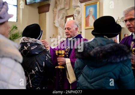 Ein Kruzifix von Oskar Wache vereint Deutsche und Polen. Görlitz/Zgorzelec. Eine der katholischen Sankt-Bonifatius-Kirche in der heutigen ulica Emilii P. Stockfoto