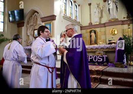 Ein Kruzifix von Oskar Wache vereint Deutsche und Polen. Görlitz/Zgorzelec. Eine der katholischen Sankt-Bonifatius-Kirche in der heutigen ulica Emilii P. Stockfoto