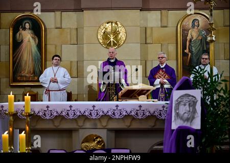 Ein Kruzifix von Oskar Wache vereint Deutsche und Polen. Görlitz/Zgorzelec. Eine der katholischen Sankt-Bonifatius-Kirche in der heutigen ulica Emilii P. Stockfoto