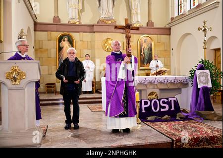 Ein Kruzifix von Oskar Wache vereint Deutsche und Polen. Görlitz/Zgorzelec. Eine der katholischen Sankt-Bonifatius-Kirche in der heutigen ulica Emilii P. Stockfoto