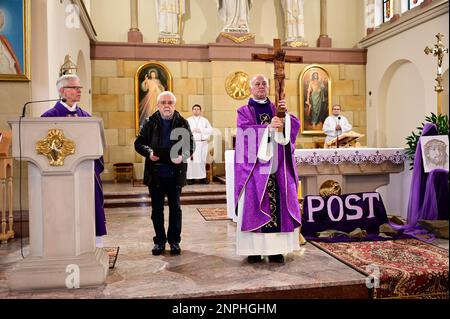 Ein Kruzifix von Oskar Wache vereint Deutsche und Polen. Görlitz/Zgorzelec. Eine der katholischen Sankt-Bonifatius-Kirche in der heutigen ulica Emilii P. Stockfoto