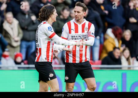 EINDHOVEN, NIEDERLANDE - FEBRUAR 26: Fabio Silva von PSV, Luuk de Jong von PSV feiern das erste Tor beim niederländischen Eredivisie-Spiel zwischen PSV und FC Twente am 26. Februar 2023 im Philips Stadion in Eindhoven, Niederlande (Foto von Broer van den Boom/Orange Pictures) Stockfoto