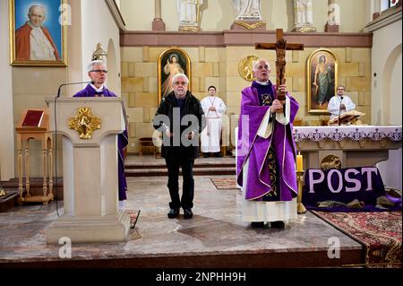 Ein Kruzifix von Oskar Wache vereint Deutsche und Polen. Görlitz/Zgorzelec. Eine der katholischen Sankt-Bonifatius-Kirche in der heutigen ulica Emilii P. Stockfoto