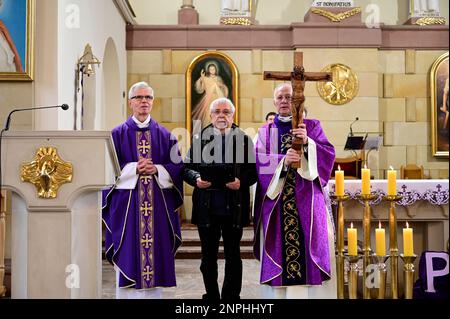 Ein Kruzifix von Oskar Wache vereint Deutsche und Polen. Görlitz/Zgorzelec. Eine der katholischen Sankt-Bonifatius-Kirche in der heutigen ulica Emilii P. Stockfoto