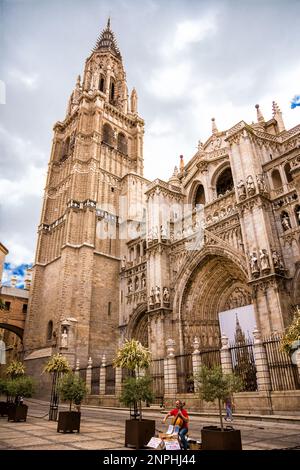 Toledo, Spanien - 22. Juni 2022: Toledo Kathedrale (Primatskathedrale der Heiligen Maria) Fassade mit Löwentor. Toledo, Castilla La Mancha, Spanien Stockfoto